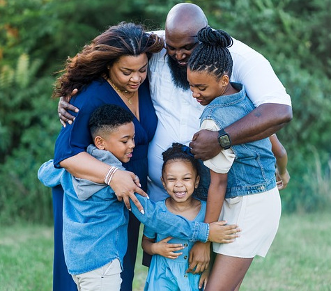 Family lifestyle photo, mom dad and kids